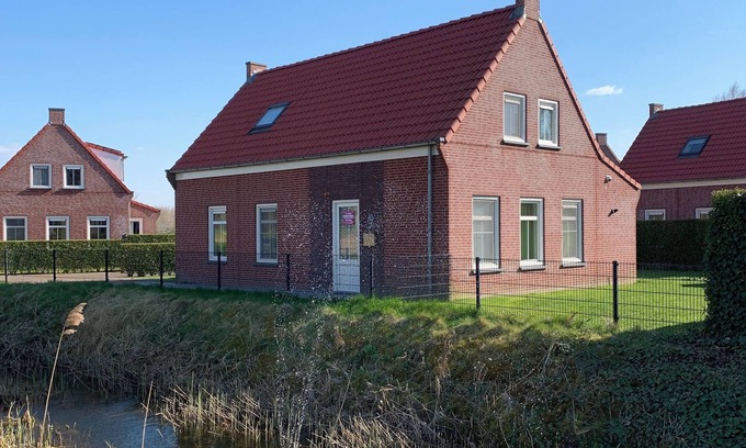 Breskens House | With its 4 bedrooms, this property can accommodate 8 people.