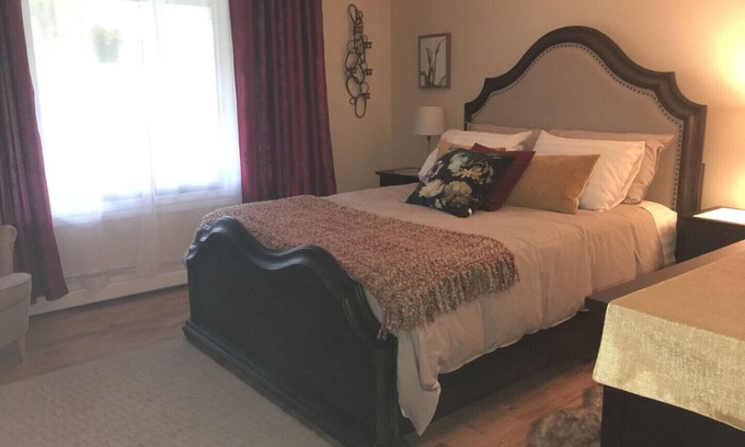 Trinity Bed & Breakfast | With view of the garden! Total relaxation in the heart of the Trinity Bight!