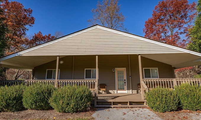 The Woods Cottage | Wolf's Den Cottage with Resort Amenities