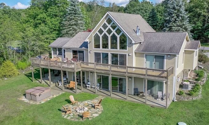 Swanton House | Wolfpack Retreat | Dog Friendly, Lake, Hot Tub!