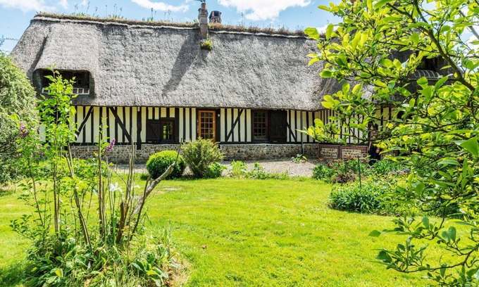 Saint-Georges-du-Mesnil Villa | Wonderful private villa for 10 people with WIFI, TV, pets allowed and parking