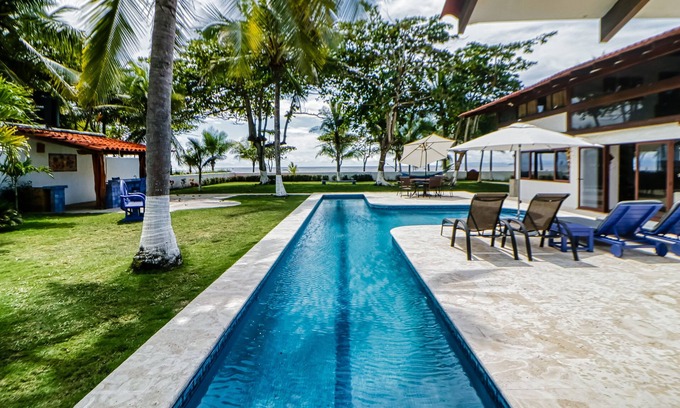 Cerro Plano House | Wonderful beachfront property in Tivives with palm trees, private pool, and AC