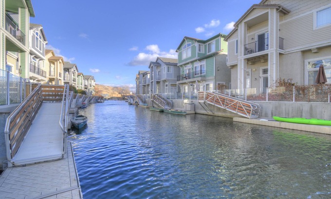 Sparks House | WONDERFUL FIVE BEDROOM HOME OVERLOOKING THE LAKE AND MARINA