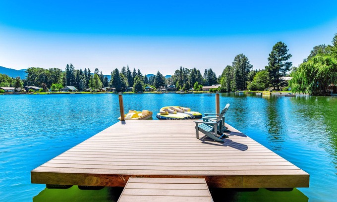 Cle Elum Cabin | Wonderful lakefront cabin & guesthouse with mountain view & private dock