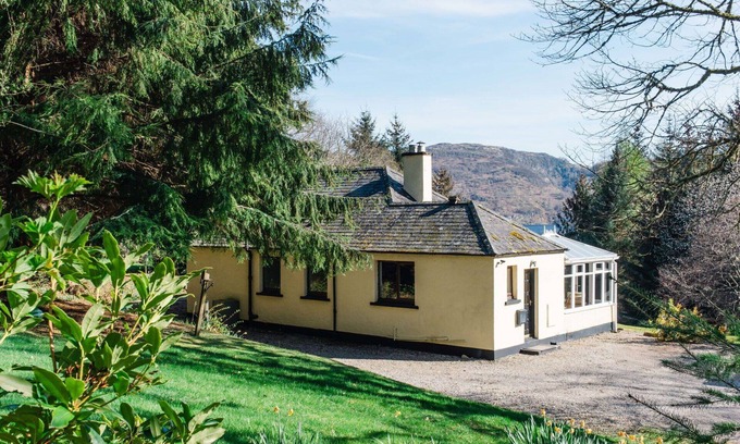 Invermoriston House | Wonderful private villa for 6 guests with WIFI, TV, patio, panoramic view and parking