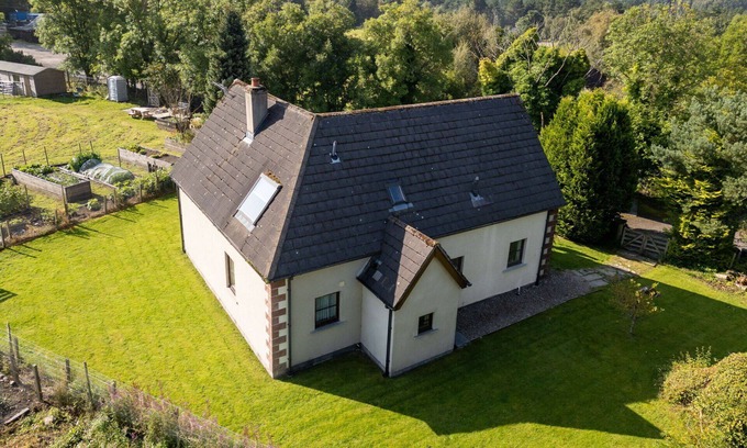 Grantown-on-Spey House | Wonderful private villa for 6 guests with WIFI, TV, patio, pets allowed and parking