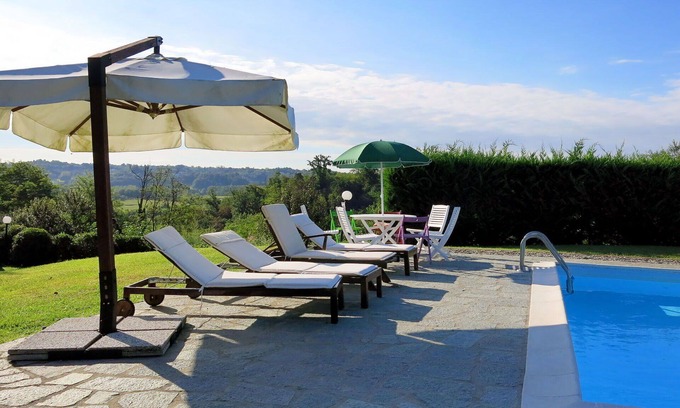 Capriglio House | Wonderful private villa for 10 guests with WIFI, private pool, TV, terrace and pets allowed