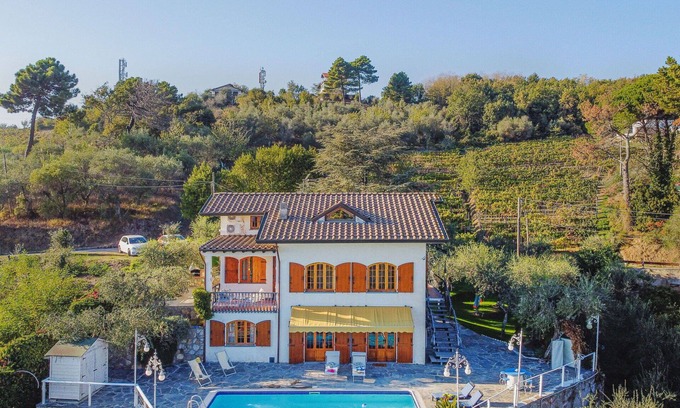 Corsanico House | Wonderful private villa for 8 people with A/C, WIFI, private pool, TV, patio and pets allowed