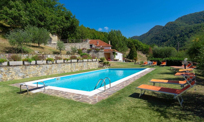 Vicchio House | Wonderful private villa for 10 people with WIFI, private pool, TV, patio and pets allowed