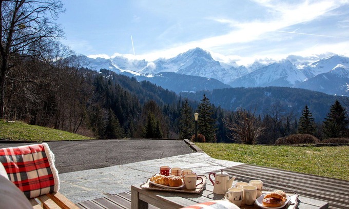 Chesieres House | Wonderful private villa for 8 guests with hot tub, WIFI, TV, balcony and parking