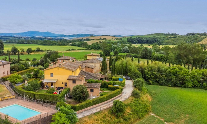 Monteroni d'Arbia House | Wonderful villa for 4 people with WIFI, A/C, pool, TV, patio, pets allowed and panoramic view