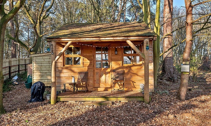 Bury St Edmunds House | Wonderful villa for 2 guests with WIFI, terrace and pets allowed