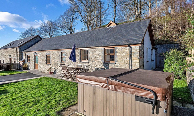 Glandyfi House | Wonderful villa for 6 guests with WIFI, hot tub, TV and pets allowed