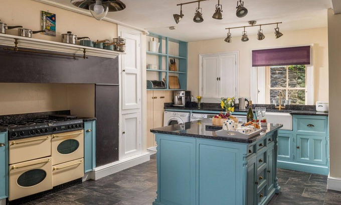 Llanrwst House | Wonderful villa for 16 guests with WIFI and pets allowed