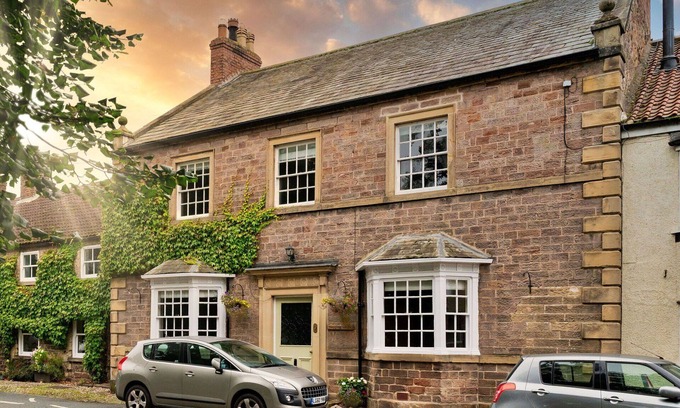 Catterick House | Wonderful villa for 14 guests with WIFI, hot tub, TV and pets allowed