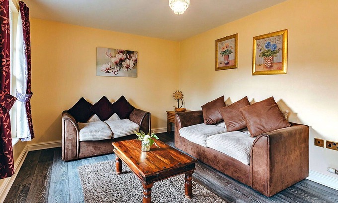 Eaton Mascott House | Wonderful villa for 4 people with WIFI, TV and pets allowed