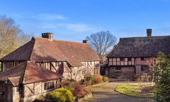 Crawley Down House | Wonderful villa for 6 guests with WIFI, hot tub, TV and parking