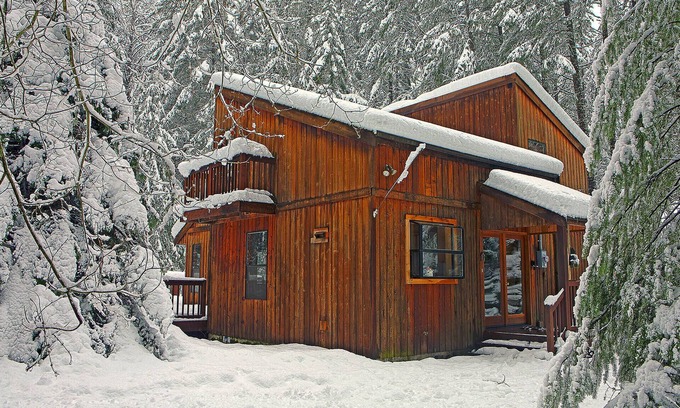 Enumclaw Cabin | Wonderland Lodge At Mt. Rainier - hot tub - Crystal Mountain