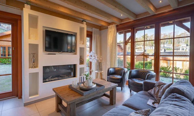 Langeberg House | Wooden holiday home with microwave