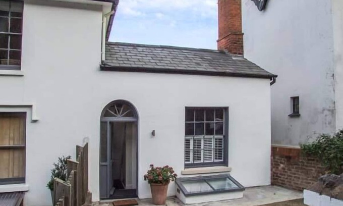 Little Malvern Cottage | WOODLAND COTTAGE, romantic, character holiday cottage in Malvern