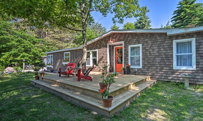 Good Hart House | Woodland Retreat Near Trails, Golf and Wineries!