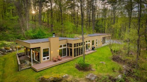 Housatonic House | Woodland Zen by AvantStay Modern Design Patio