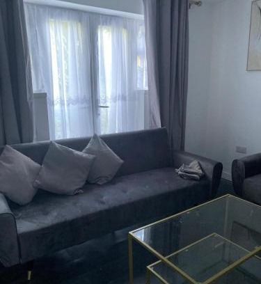 Glyndon House | Woolwich House - FREE PARKING - Spacious 4 Bedroom Contractor Home - Sleeps 7 People - 3 Bathrooms - Central Woolwich Close to Station and Shops - Fast Wi-Fi - Long Term Stays