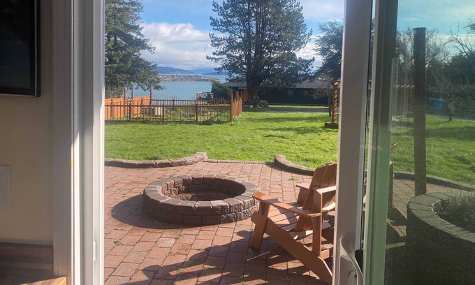 Oak Harbor Apartment | Work or play: Ocean & mountain views Quiet on 6ac Near town Fast WiFi streaming