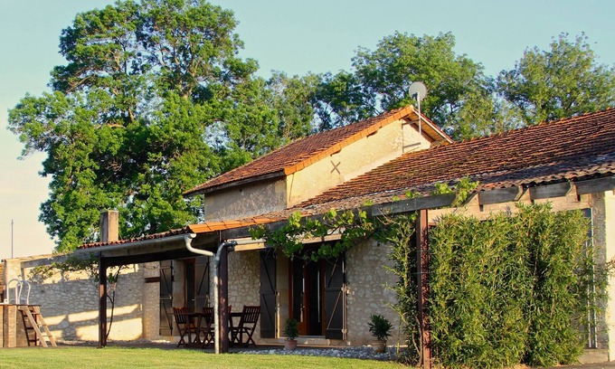 Saussignac House | Workshop Conversion - within a vineyard, views, pool, wifi, bikes & games-room