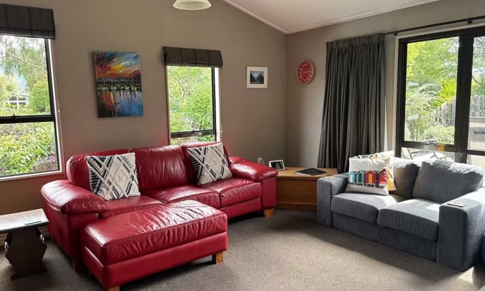 Te Anau House | *Worsley House*Great location 5 mins to Town Centre*Free Fibre Wifi*