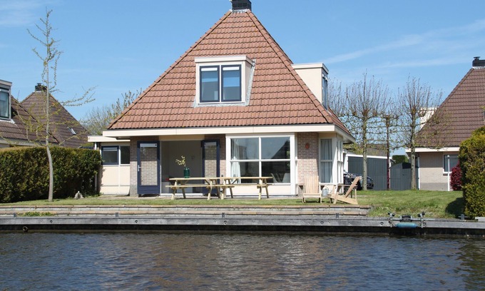 Indijk Villa | Woudsend: Luxury family house for 8 people. by the water!