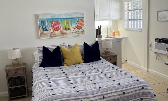 East Fort Lauderdale Apartment | Wow! Beautiful studio (walk to the beach)(2325-6)