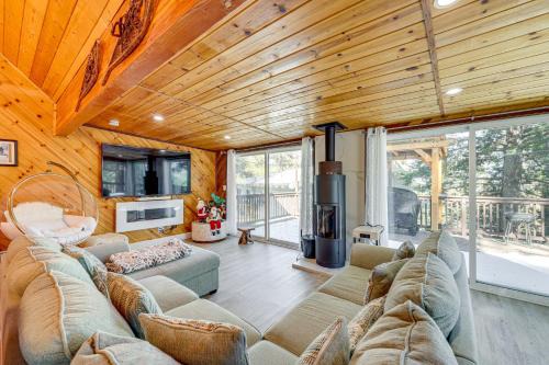 Wrightwood House | Wraparound Deck and Grill Wrightwood Cabin Near PCT