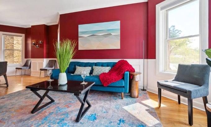 Wrigleyville Apartment | Wrigleyville 2BR w/Parking, Firepit & Workspace for Remote Work