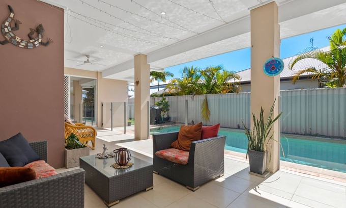 Wurtulla House | Wurtulla Beach Home 5 bedroom home 2 minutes from the patrolled beach