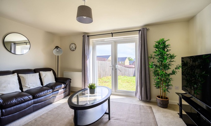 Chapeltown House | Wykebeck Mount by Our Home Short Stays