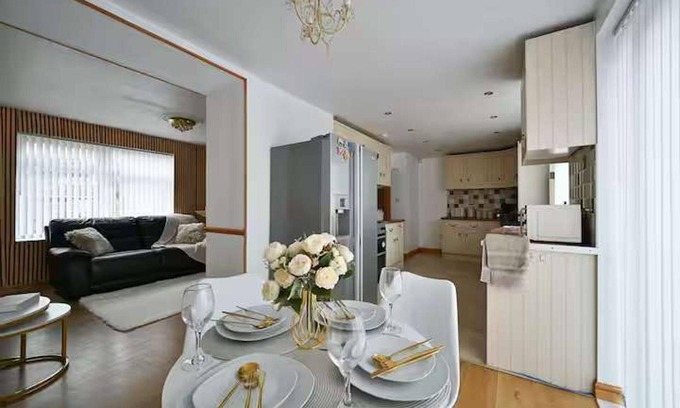 Broadheath House | Wythenshawe Greenbrow Retreat