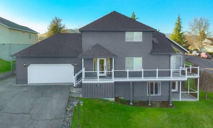 Green House | Xenia House-Roseburg Retreat with a View! Near Wildlife Safari