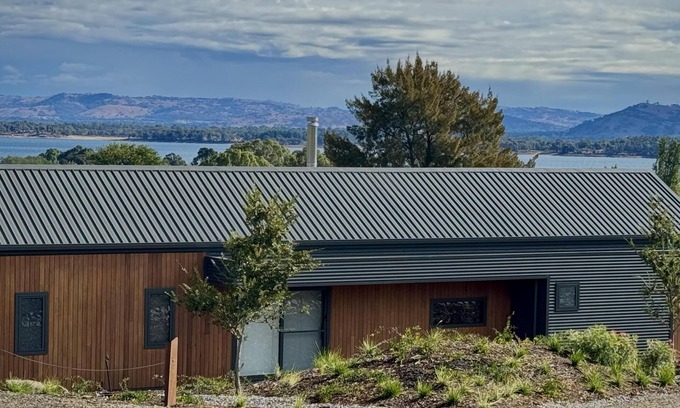 Bethanga Cabin | Yabbarin Lux Lodge Bethanga - Two bedroom luxury barn style cabin