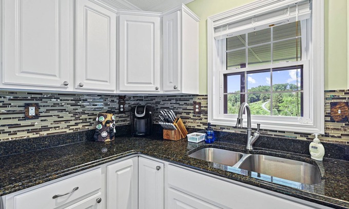 West Jefferson House | Year-Round Views of Mt Jefferson and New River - Dog friendly!