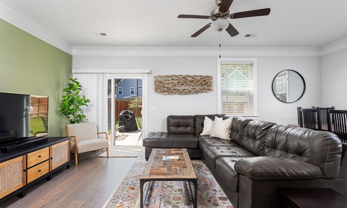 North Charleston House | Yellow Chateau- 5 min. walk to bars & restaurants