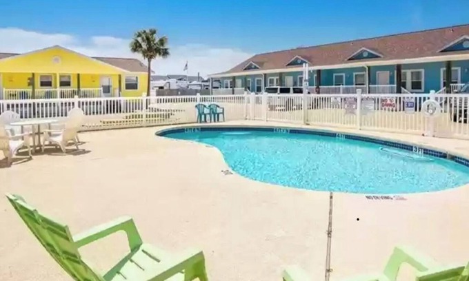 Sand Point Condo | Yellow Sunshine condo close to the beach