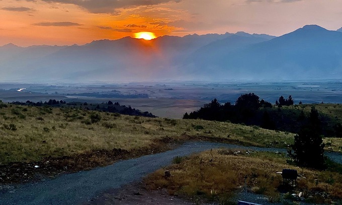 Emigrant House | YELLOWSTONE MOUNTAIN PARADISE VALLEY VIEWS-2 BR The Buffalo suite