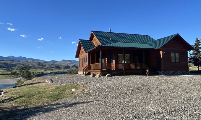 Emigrant House | Yellowstone River Frontage Vacation Rental near Yellowstone Park!