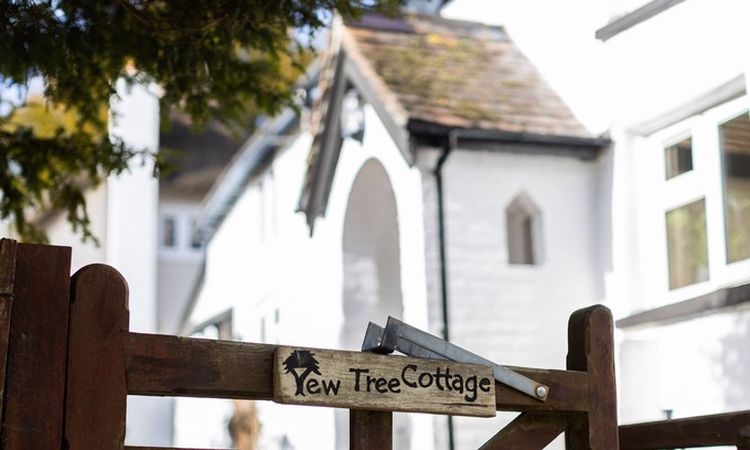 New Forest District Cottage | Yew Tree Cottage - detached cob cottage in the heart of Nomansland.