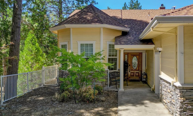 Groveland House | Yosemite-bound Lake fun Spacious 6bdr house game room outdoor dining