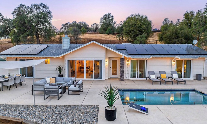 Mariposa House | Yosemite Serenity: Hilltop pool, hot tub and firepit!