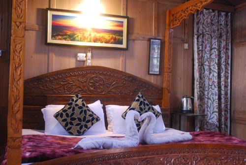 Dal Lake Boat Rental | Young Shahzada Group of Houseboats