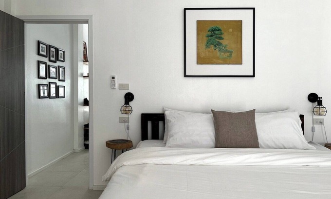 Chang Khlan House | Your Local Spacious 3-story Home, Rooftop views & King Beds near Night Bazaar