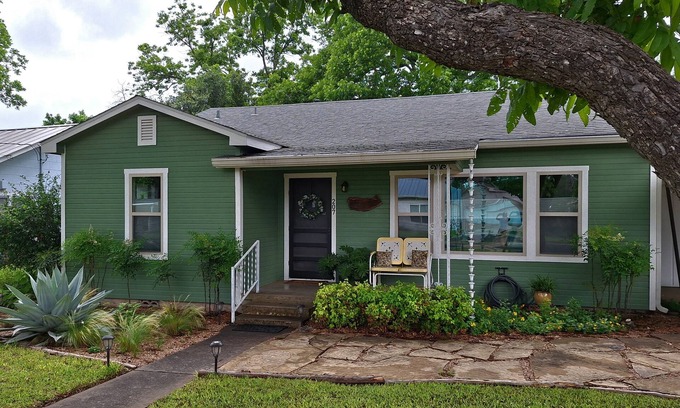 Fredericksburg House | Your perfectly charming get-away in the center of the Texas Wine Country!